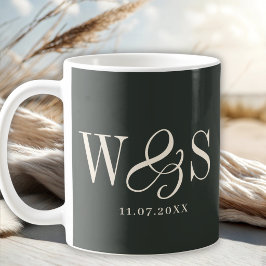 Caneca De Café Casais de noivos com inicial de ébano elegante