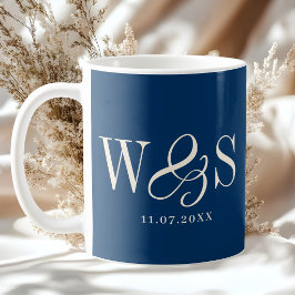 Caneca De Café Casais de noivos iniciais azul navy elegantes