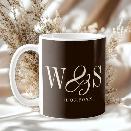 Caneca De Café Casais de noivos iniciais marrons elegantes de cas