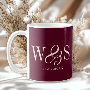 Caneca De Café Casais iniciais de casamento de maroon Elegante