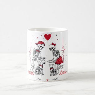 Caneca De Café Casal de Esqueletos Alimentando Cachorro e Gato