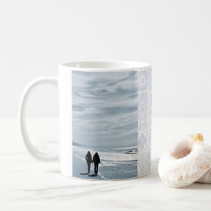 Caneca De Café Casal lésbica caminha lado a lado em uma praia are