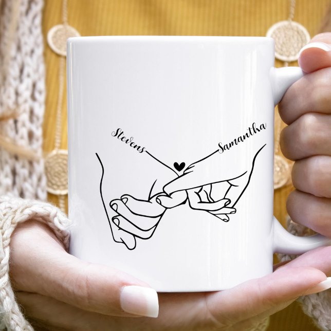 Caneca De Café Casal moderno segurando mãos Nome personalizado ca (Criador carregado)