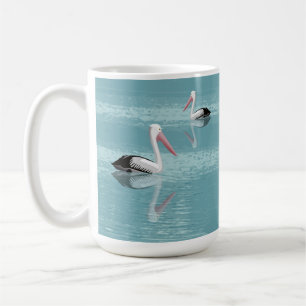 Caneca De Café Casal pelicano remando em água aquática calma