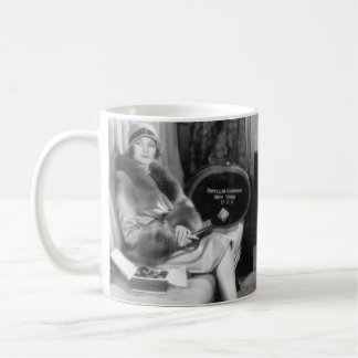 Caneca De Café Casal sentado num compartimento de um comboio