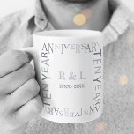 Caneca De Café Casamento de 10 anos de aniversário de entrega de<br><div class="desc">Uma caneca de café de 10 anos de casamento única e moderna. Personalize e personalize facilmente por iniciais e ano(s) para amigos especiais,  casais,  pais ou seu marido/esposa. Certifique-se de verificar o resto da minha coleção para mais ideias dotadas.</div>