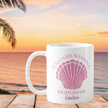 Caneca De Café Casamento de Praia Personalizado de Seashell Rosa<br><div class="desc">Bonito monograma de concha cor-de-rosa,  prenda de noiva de noiva de noiva de noiva para um casamento de destino numa ilha tropical com conchas bonitas. Ordene este belo monograma presente para suas madrinhas ou madrinha de casamento.</div>