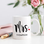 Caneca De Café Casamento Personalizado do Script Negro Modern<br><div class="desc">A caneca de café personalizada mostra a Sra. em um roteiro preto moderno com sotaque cardíaco vermelho e seu sobrenome casado. Presente perfeito para uma noiva a ser, para um novo casal, ou para dar seu docinho no Dia de os namorados! Visite nossa loja ou coleção abaixo para o Sr....</div>