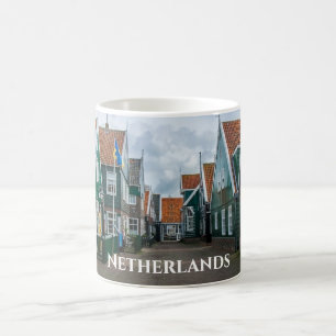 Caneca De Café Casas tradicionais de madeira na aldeia de Marken
