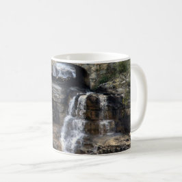 Caneca De Café Cascata Através da Pedra