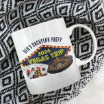 Caneca De Café Casino de viagem de Las Vegas do Partido de Bachel<br><div class="desc">Personalize suas próprias canecas de despedida de solteiro para uma fuga em Las Vegas. Uma legal caneca personalizada com grampos de casino de jogos como um baralho, chips de pôquer e roda de roleta com Vegas Trip em um roteiro amarelo. Jogador divertido é um favor para seus padrinhos de casamento...</div>