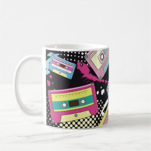 Caneca De Café Cassetes de várias cores sobre uma costura preta
