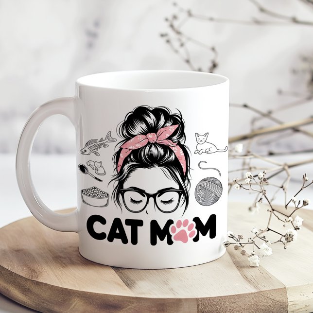 Caneca De Café "Cat Mom" Funny Cute Cat Lover Women ("Cat Mom" Funny Cute Cat Lover Women Coffee Mugon a sunny boho kitchen table with tiny dry flowers)
