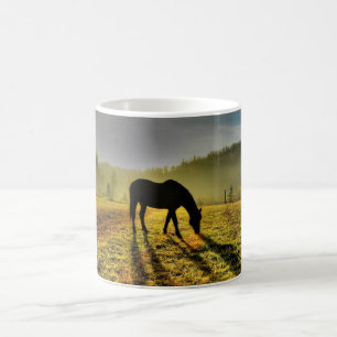 Caneca De Café Cavalo arrasando ao nascer do sol em Misty Field P