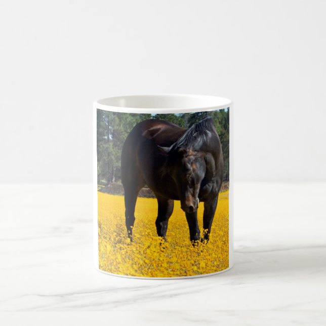 Caneca De Café Cavalo de Baía num Campo de Flores Amarelas (Centro)