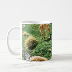 CANECA DE CAFÉ CAVALOS BRANCOS E MARAVILHOSOS NO CAMPO DE GRAMA V