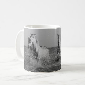 Caneca De Café Cavalos brancos, fotografia a preto e branco