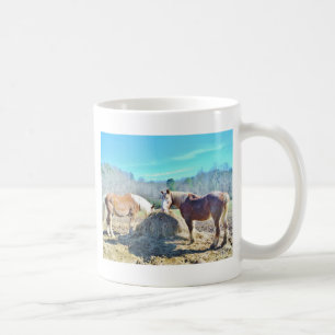 Caneca De Café Cavalos de esboço salvados que comem o feno