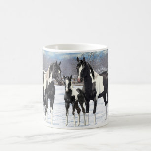 Caneca De Café Cavalos De Tinta Pretos Em Quinto Trimestre Na Nev