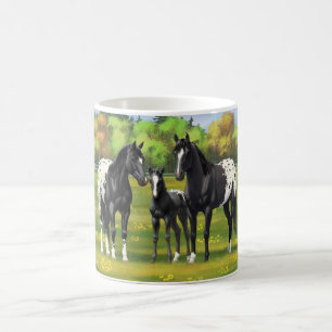Caneca De Café Cavalos Pretos De Appaloosa Em Pasto De Verão