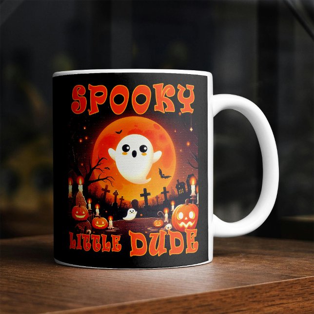 Caneca De Café Cemitério de Halloween com Fantasma fofo e lua gig (Halloween graveyard with cute Ghost and giant moon. Coffee Mug)