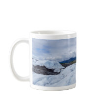 Cena de Glaciar na Montanha Gelada com Céu Nublado