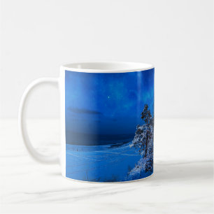Caneca De Café Cena de inverno noturna com pinheiros cobertos de 