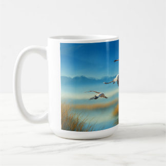Caneca De Café Cena de lago sereno na natureza com grous voando