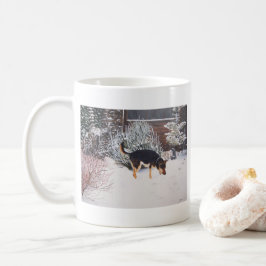 Caneca De Café Cena de neve de inverno com preto giro e cão bronz