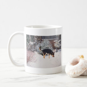 Caneca De Café Cena de neve de inverno com preto giro e cão bronz