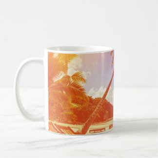 Caneca De Café Cena de praia, coqueiro, cama de madeira.