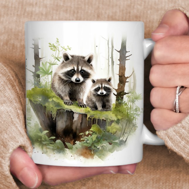 Caneca De Café Cena de Woodland Feliz dos Raccoons (Criador carregado)