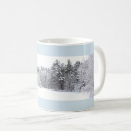 Caneca De Café Cena panorâmica da floresta de inverno gelada e fr