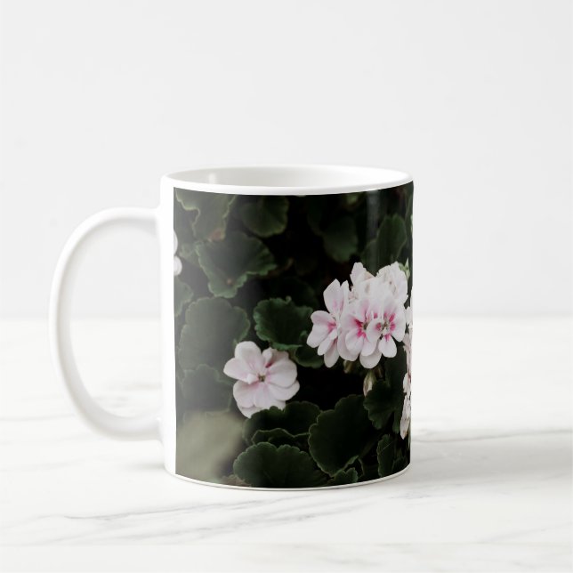 CANECA DE CAFÉ CENÁRIO DE PINK E FLOR BRANCO (Esquerda)