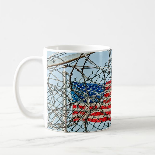 Caneca De Café Cerca prisional e bandeira (Esquerda)