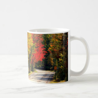 Caneca De Café Cercado pela cor da queda
