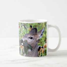 Caneca De Café Cervos nos jardins após o Frost