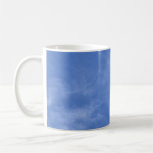 Caneca De Café céu azul com pequenas nuvens
