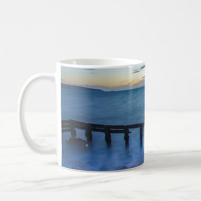 Caneca De Café Céu Crepúsculo sobre o litoral e as águas-vivas (Esquerda)