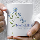 Caneca De Café Chá de panela Personalizado de flor selvagem azul<br><div class="desc">Apresentando nossa Coffee Chá de panela Personalizada de flor selvagem azul empoeirada! Elevem seu chá de panela com essas charmosas canecas de café, perfeitas para adicionar um toque de elegância ao seu evento. Adorados com delicadas e poeirentas flores azuis, estas canecas são um belo lembrete do amor na floração. Crie...</div>
