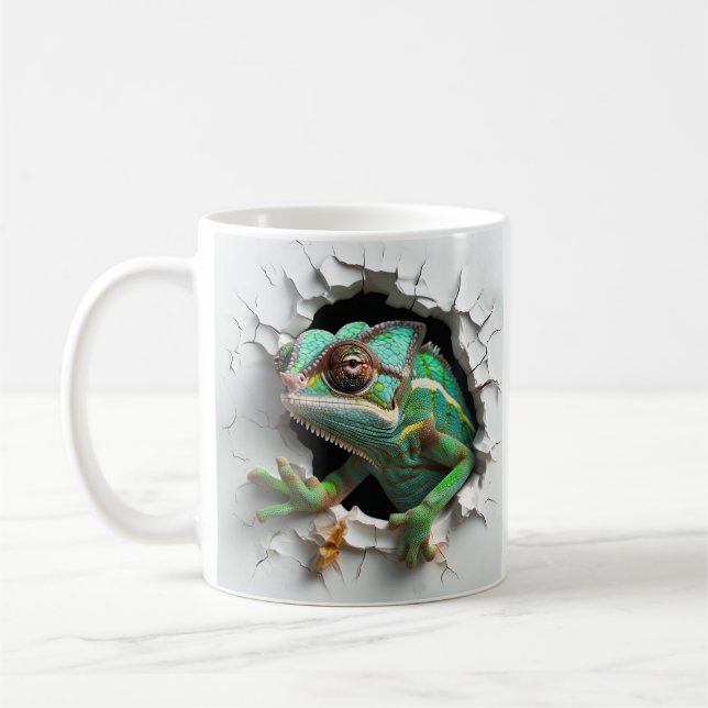 Caneca De Café Chameleon Emergente Da Parede Branca Com Efeito 3D (Esquerda)