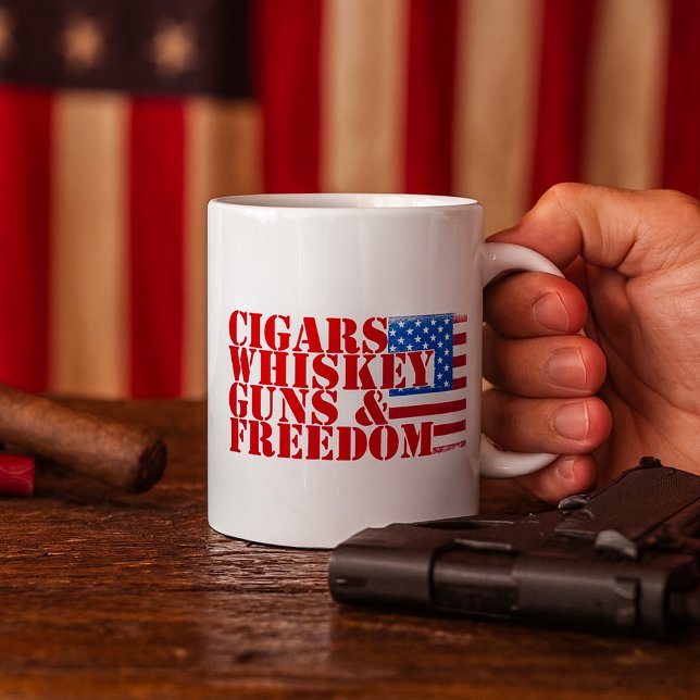 Caneca De Café Charutos Uísque Armas E Liberdade (Criador carregado)