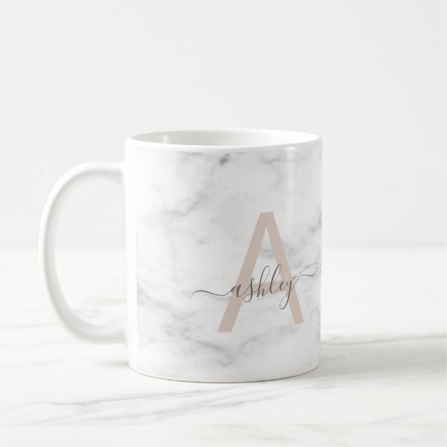 Caneca De Café Chic Blush White Marble Script Name Monogramo (Esquerda)