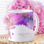 Caneca De Café Chic, moderna cor d'água, cor d'água, cor-de-rosa<br><div class="desc">Tipografia escrita à mão em ouro fino e rosas, douradas, roxas, cor-de-rosa e turquesas, de tinta a aquarela, sobrepõem um fundo branco sobre este chic, elegante e moderno nome personalizado e caneca de café profissional. Faz uma declaração divertida e na moda cada vez que você desfruta do seu java matinal...</div>