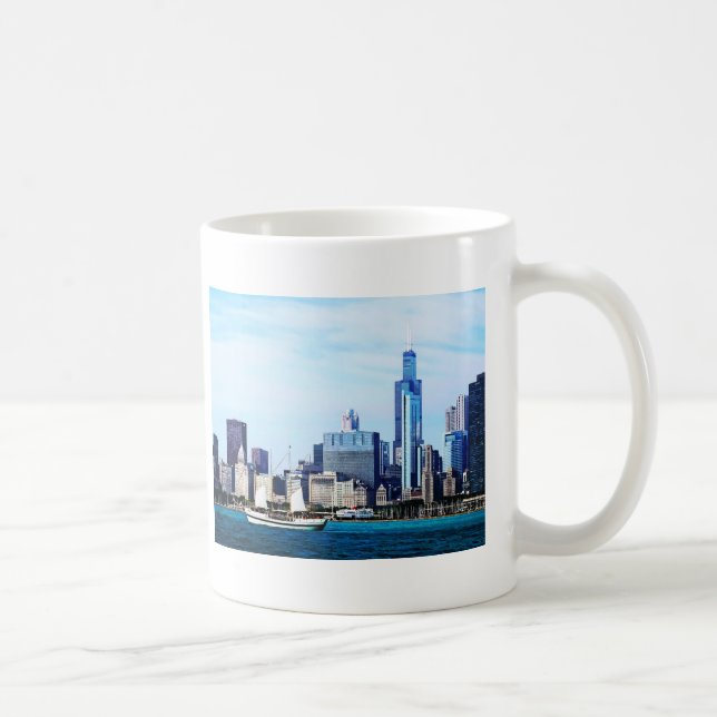 Caneca De Café Chicago IL - Schooner Against Chicago Skyline (Direita)