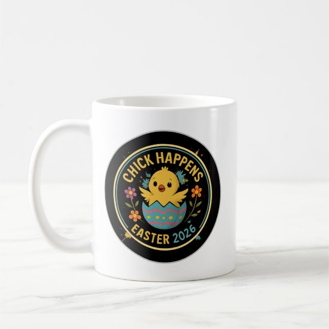 Caneca De Café Chick Happens – Design de Insígnia de Páscoa 2026 (Esquerda)