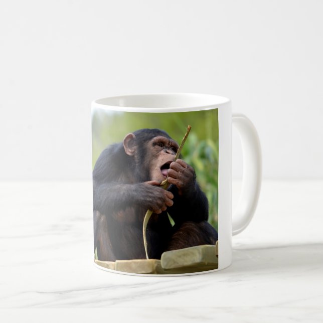Caneca De Café Chimpanzé na prancha e comendo um postcar de árvor (Frente Esquerda)