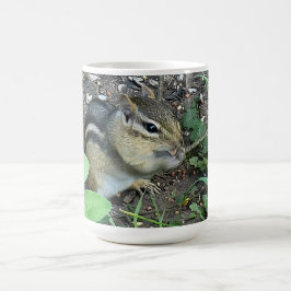 Caneca De Café Chipmunk Busy Eating In The Garden Photo