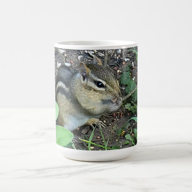 Caneca De Café Chipmunk Busy Eating In The Garden Photo (Centro)
