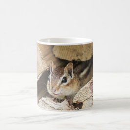 Caneca De Café Chipmunk numa pilha de madeira